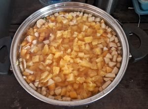 Una foto de Ensalada de frutas navideña