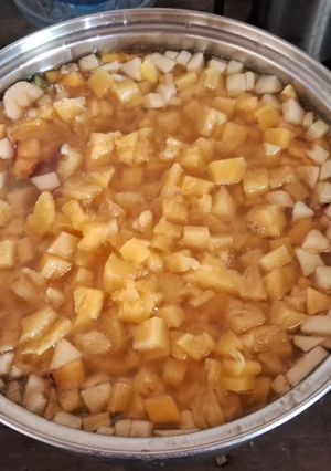 Una foto de Ensalada de frutas navideña