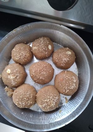 ચુરમા ના લાડુ (Churma Na Ladu Recipe In Gujarati) રેસીપી મુખ્ય ફોટો