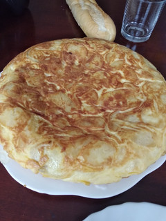 Una foto de Tortilla de patatas y cebolla a la cerveza