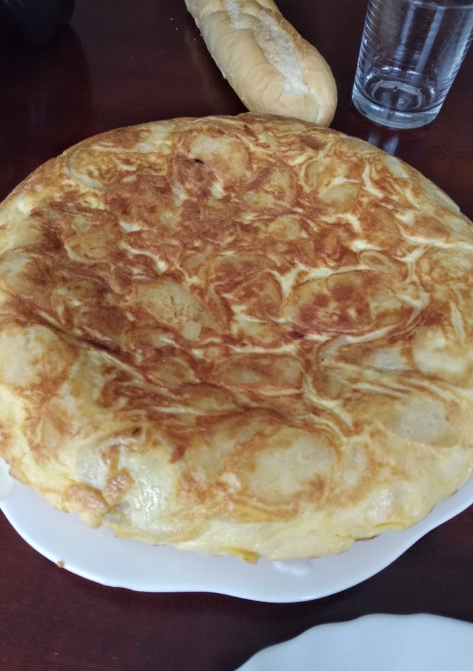 Una foto de Tortilla de patatas y cebolla a la cerveza