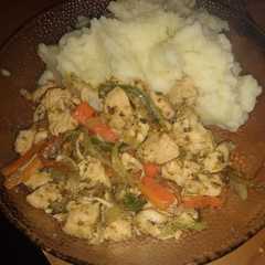 A picture of Revuelto de pollo con verduras.