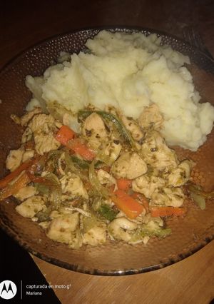 Una foto de Revuelto de pollo con verduras