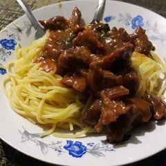 A picture of Spaghettis with fried meat.