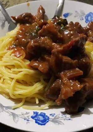 A picture of Spaghettis with fried meat.