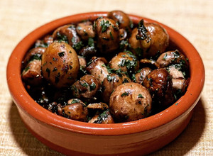 西班牙蒜香蘑菇 Champiñones al Ajillo 的食譜成品照片