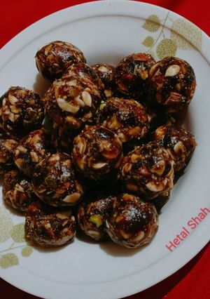ખજૂર ડ્રાયફ્રુટ બોલ્સ (Khajoor Dryfruit Balls Recipe In Gujarati) રેસીપી મુખ્ય ફોટો