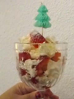 Una foto de Postre fácil de fresas con merengues y crema