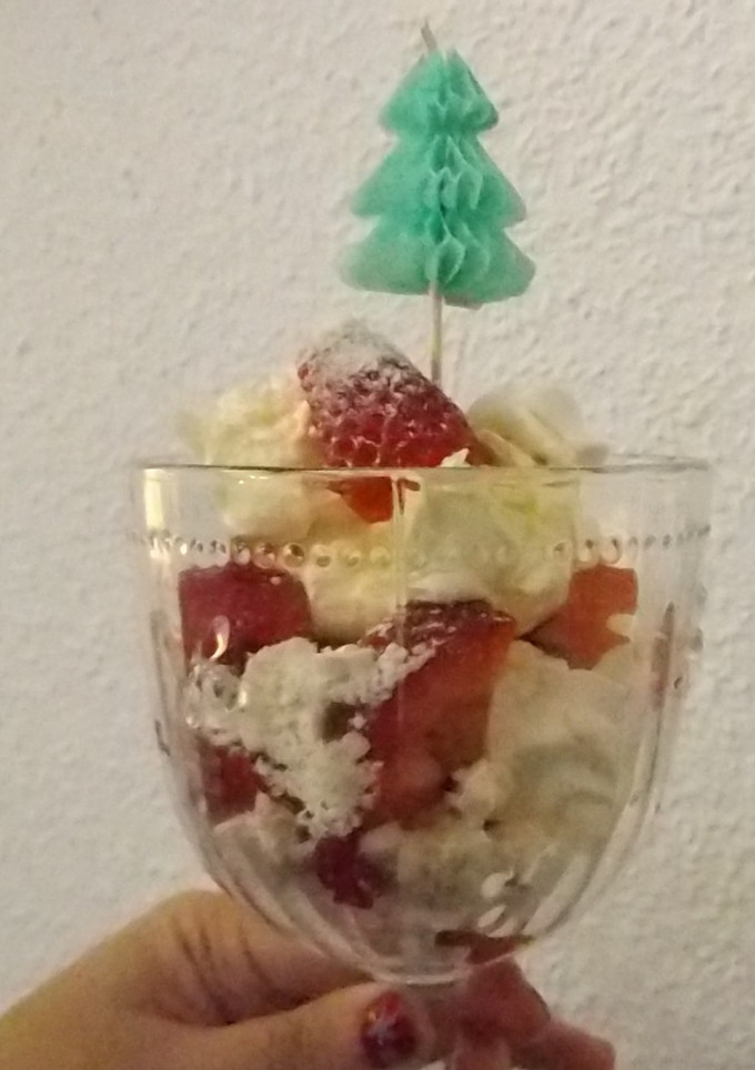 Una foto de Postre fácil de fresas con merengues y crema