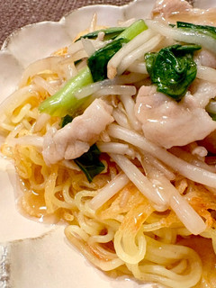 A picture of Easy Pork and Bean Sprout Stir-Fried Noodles.