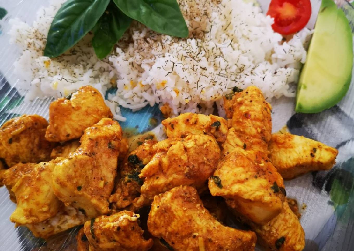 Pollo especiado fiones con arroz vaporizado