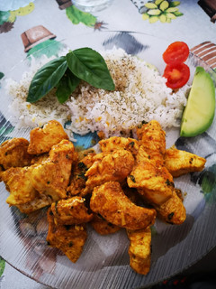 Una foto de Pollo especiado fiones con arroz vaporizado