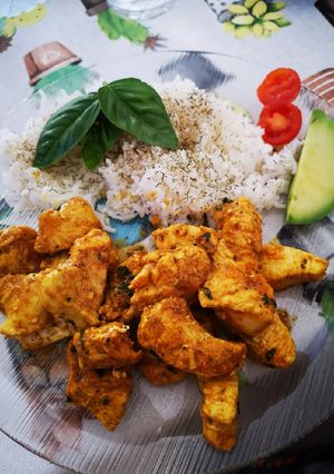 Una foto de Pollo especiado fiones con arroz vaporizado