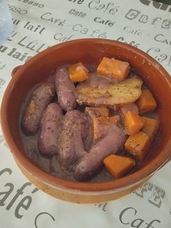 Una foto de Longanizas en su salsa