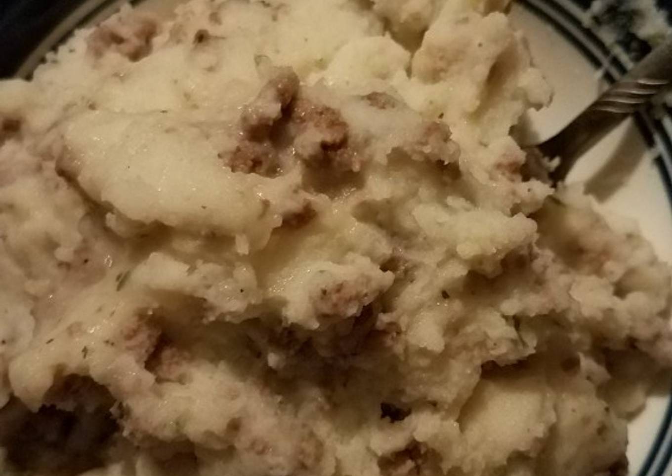 Mashed potatoes and hamburger meat with gravy