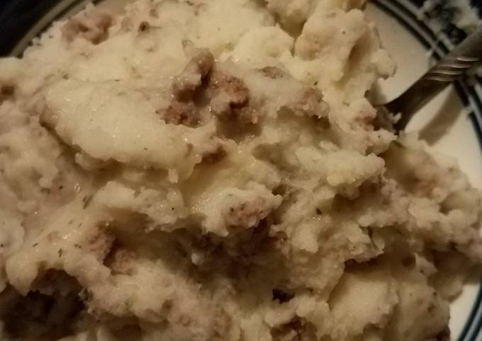 Mashed potatoes and hamburger meat with gravy