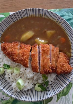 Una foto de Katsu Curry de Pollo con Pastillas Golden Curry