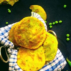 A picture of Koraishutir kochuri(bengali green peas kochuri).