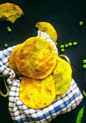 A picture of Koraishutir kochuri(bengali green peas kochuri).