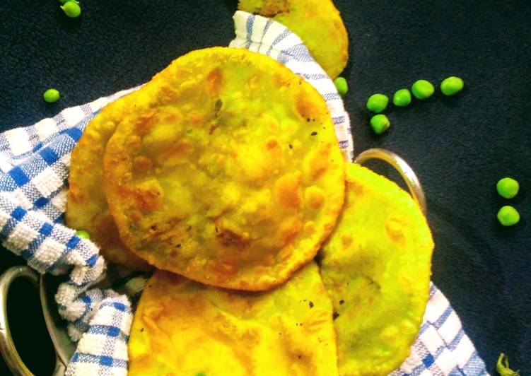 Koraishutir kochuri(bengali green peas kochuri)