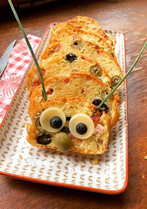 Une photo de ☆Cake Chenille aux 2 Olives et Lardons☆