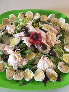 Una foto de Ensalada con huevos de codorniz
