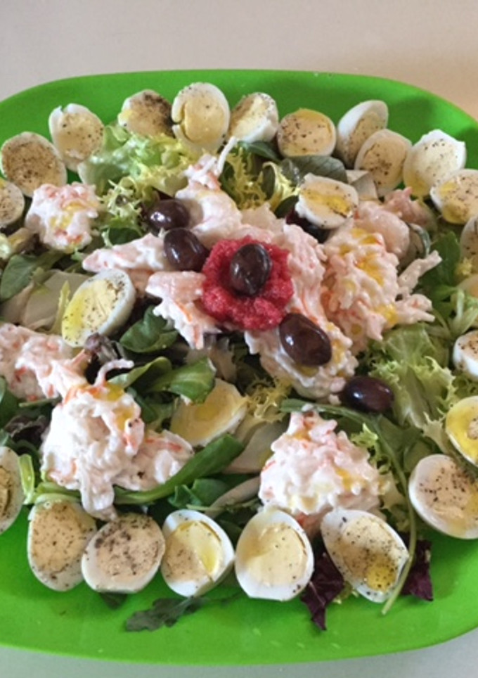 Una foto de Ensalada con huevos de codorniz