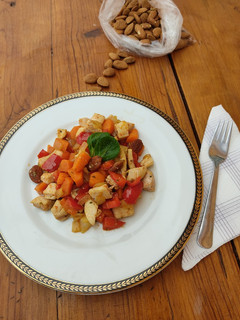 Una foto de Pollo con verduras y almendras