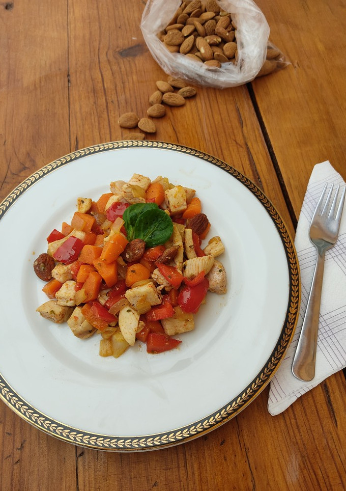 Una foto de Pollo con verduras y almendras