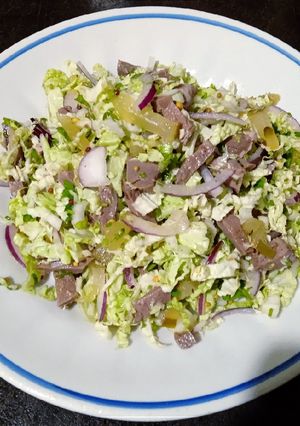 Фото Салат с отварным сердцем и овощами.