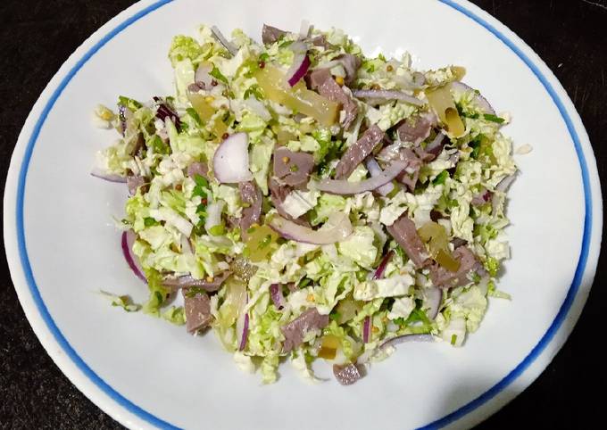 Салат из говяжьего сердца с маринованным луком и зеленым горошком