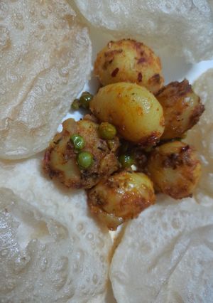 লুচি আলুর দম(luchi aloor dum recipe in Bengali) রেসিপির প্রধান ছবি