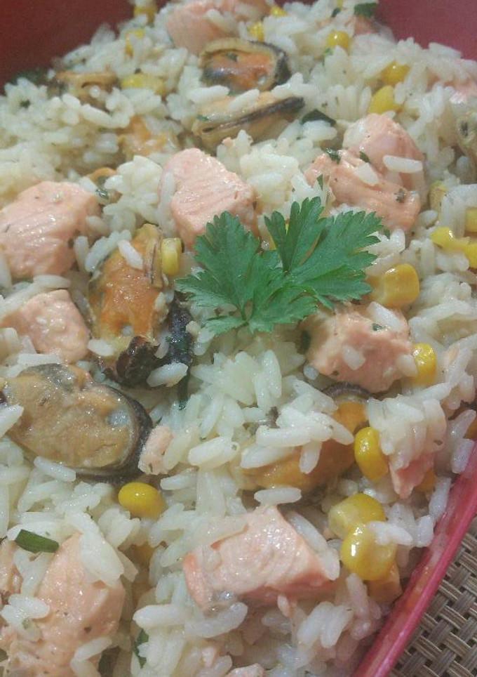 Una foto de ~Rico Arroz con Salmón y Meijllones~