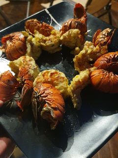 Una foto de Colas de langosta al ajo y limón