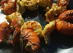 Una foto de Colas de langosta al ajo y limón