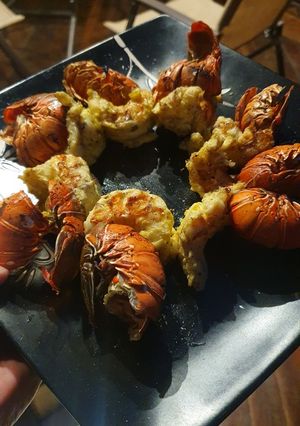 Una foto de Colas de langosta al ajo y limón