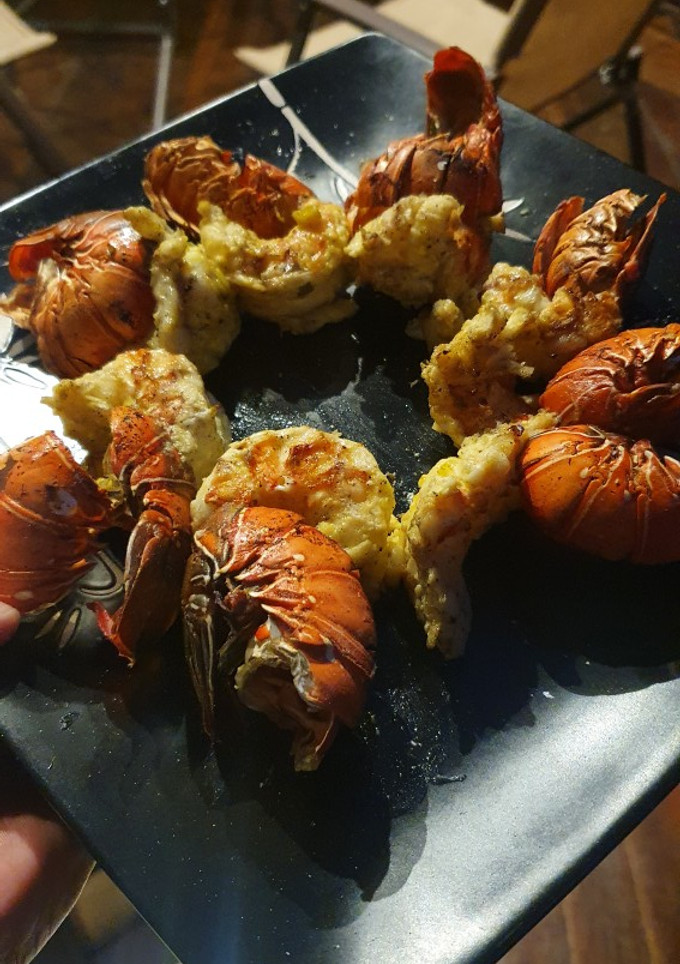 Una foto de Colas de langosta al ajo y limón