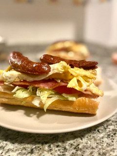 Foto principal de Bocadillo completo con chorizo, tortilla y bacon