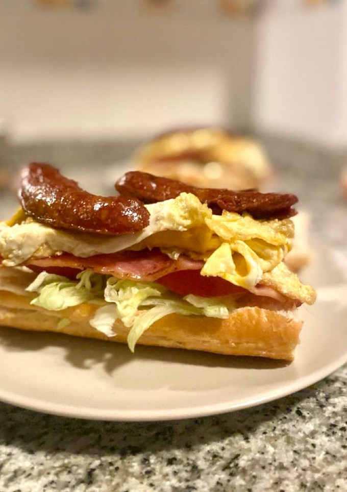 Foto principal de Bocadillo completo con chorizo, tortilla y bacon
