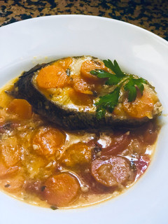 Una foto de Merluza con salsa de zanahorias