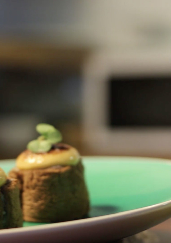Una foto de “Pionono” de bacalao, aceitunas negras y glaseado con cítricos
