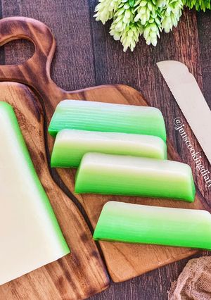 A picture of Kue Lapis Sagu Ombre (Ombre Steamed Sago Layered Cake).