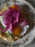 Arroz cremoso con huevo, palta y pickles