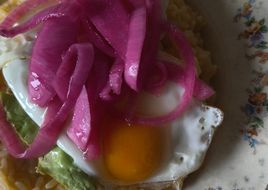 Arroz cremoso con huevo, palta y pickles