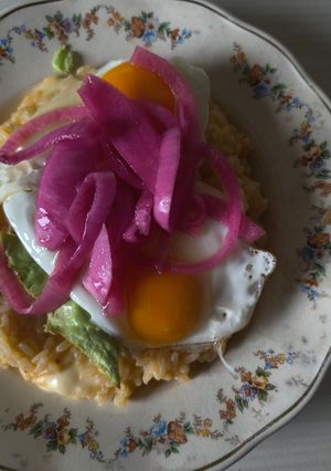 Una foto de Arroz cremoso con huevo, palta y pickles