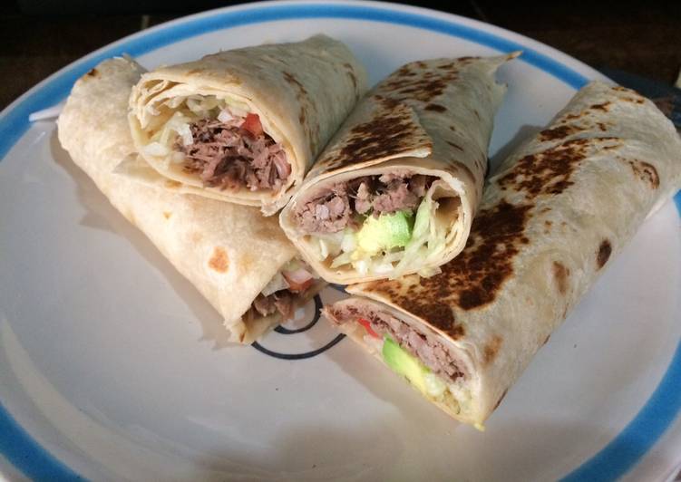 Burritos De Deshebrada En Salsa Verde