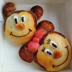 A picture of Mickey purple potato bun.