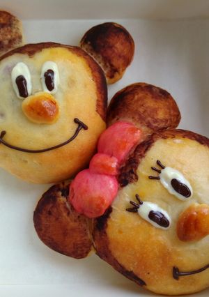 A picture of Mickey purple potato bun.