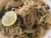Una foto de sopa de germinados