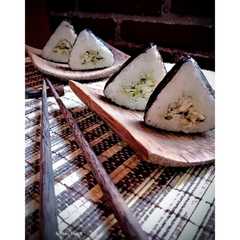 Une photo de Lemper Isi Ayam Suwir